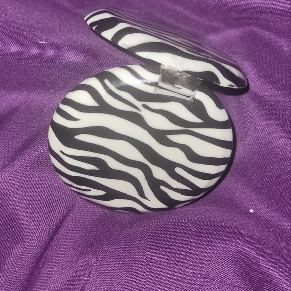 Zebra Compact Mirror - Picture 4 of 6